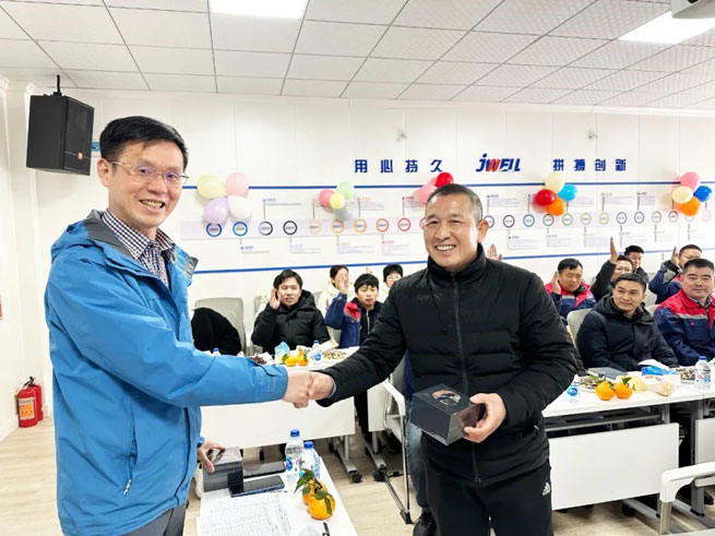 2023 a new journey Chairman Mr He of Jwell Machinery wished all employees a happy new year in the Zhejiang factory