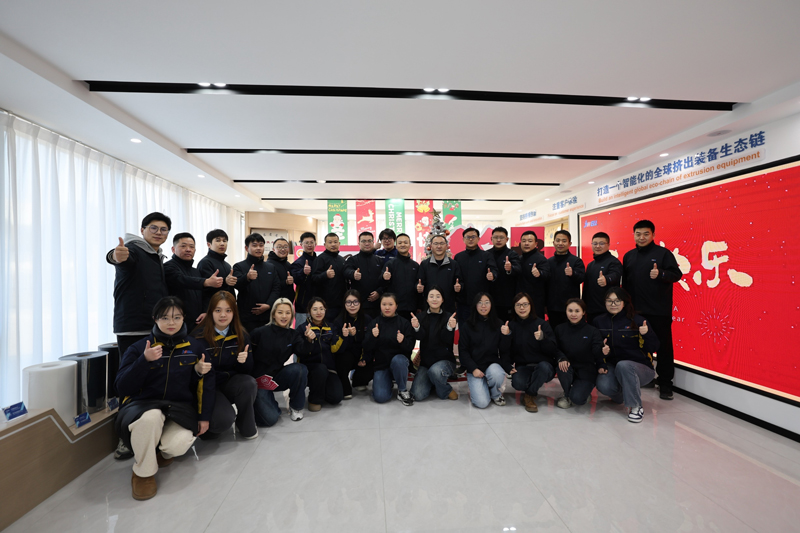 Departure on New Year s Day Jwell People Are Running Hard Toward 2025