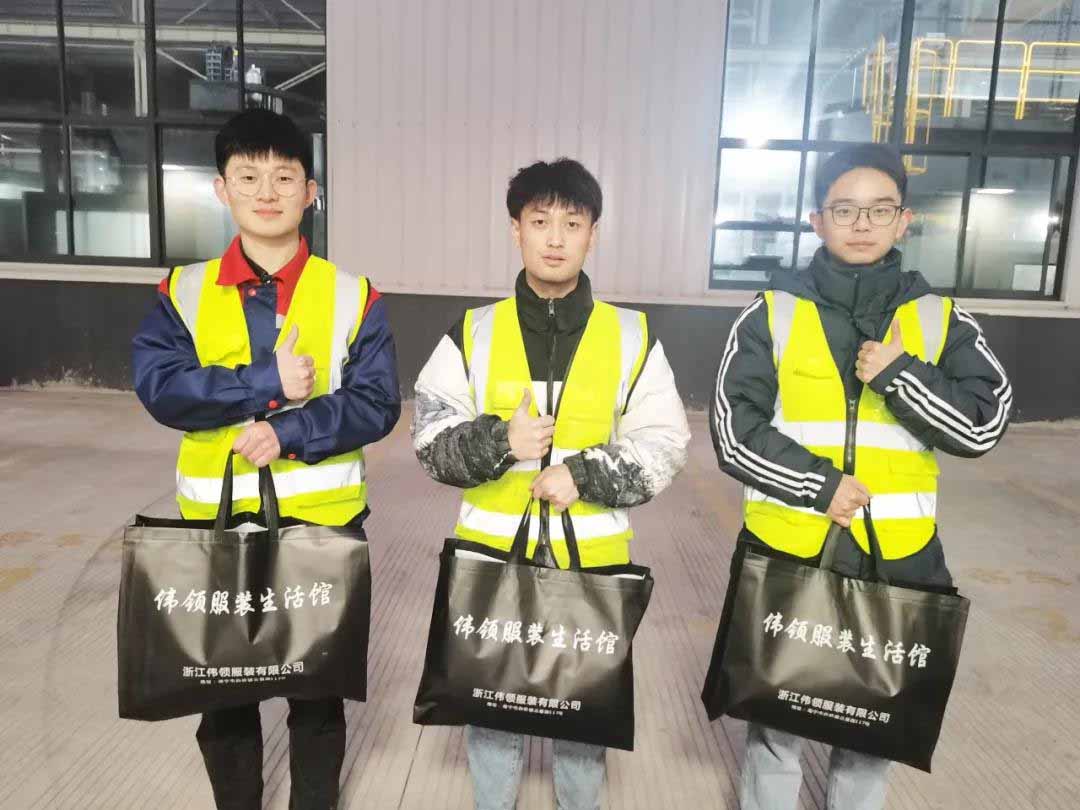 Caring for Employees Warming New Year s Day JWELL Distributes Down Jackets to Employees