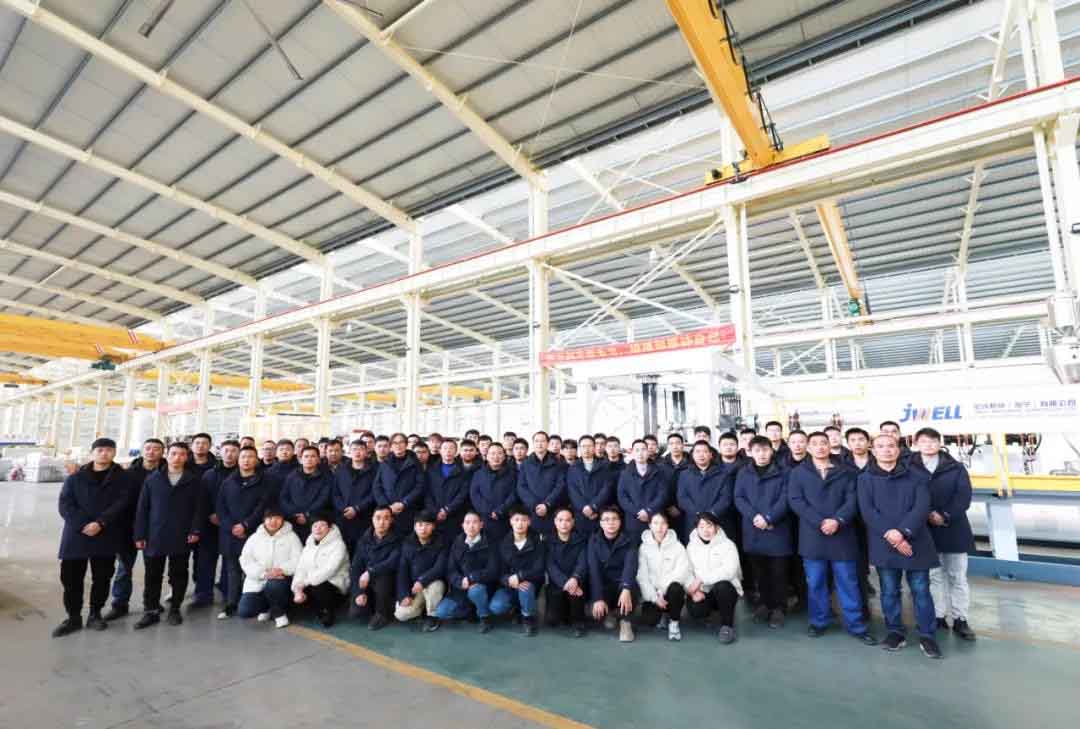 Caring for Employees Warming New Year s Day JWELL Distributes Down Jackets to Employees