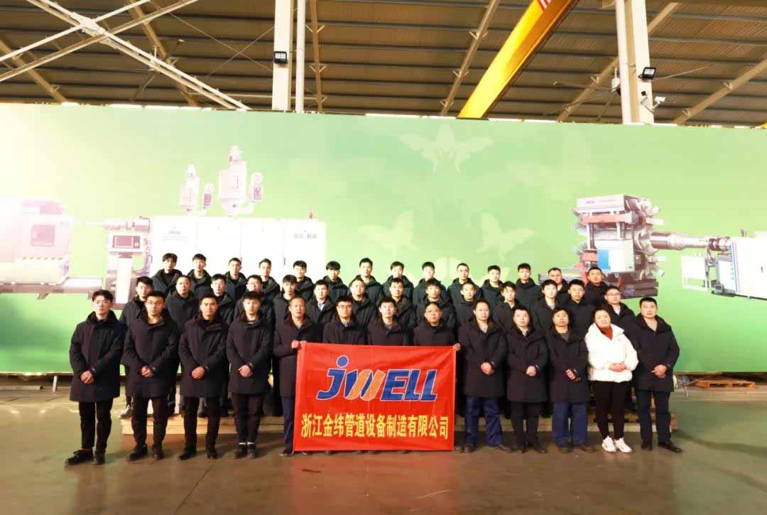 Caring for Employees Warming New Year s Day JWELL Distributes Down Jackets to Employees